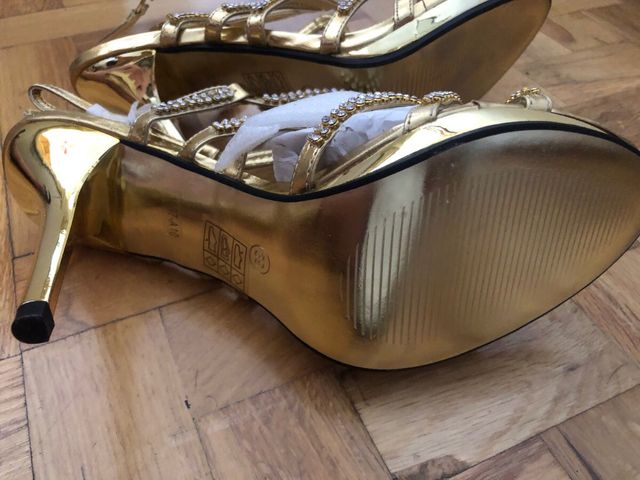 Sandalias doradas y Swarosky
