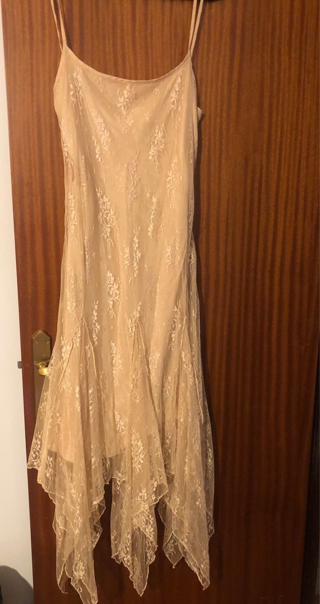 Precioso vestido de encaje fiesta dorado