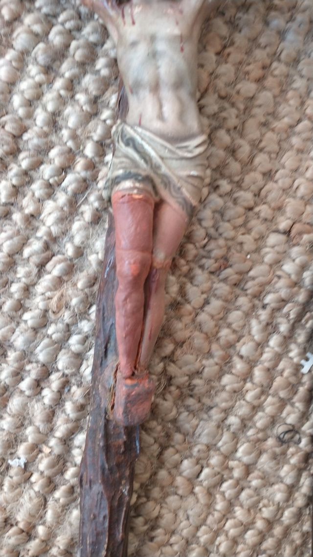 Cristo Olot y retablos Vírgenes