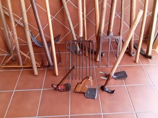 APEROS ANTIGUOS RESTAURADOS. DECORACIÓN AGRÍCOLA.