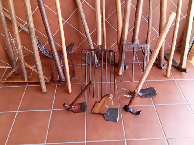 APEROS ANTIGUOS RESTAURADOS. DECORACIÓN AGRÍCOLA.