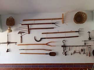 APEROS ANTIGUOS RESTAURADOS. DECORACIÓN AGRÍCOLA.