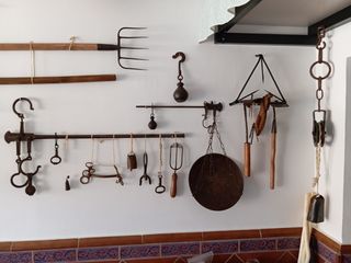 APEROS ANTIGUOS RESTAURADOS. DECORACIÓN AGRÍCOLA.