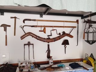 APEROS ANTIGUOS RESTAURADOS. DECORACIÓN AGRÍCOLA.