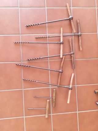 APEROS ANTIGUOS RESTAURADOS. DECORACIÓN AGRÍCOLA.