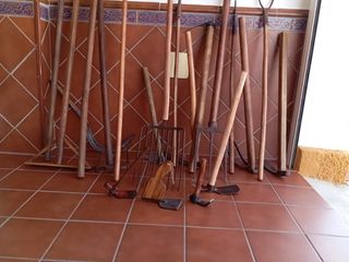 APEROS ANTIGUOS RESTAURADOS. DECORACIÓN AGRÍCOLA.