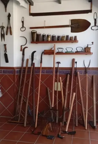 APEROS ANTIGUOS RESTAURADOS. DECORACIÓN AGRÍCOLA.