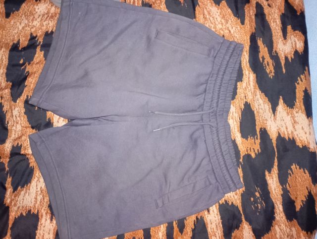 Pantalones básicos grises