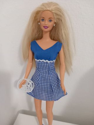 Barbie vintage in abito blu