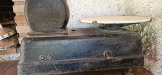 Báscula antigua hierro comercio