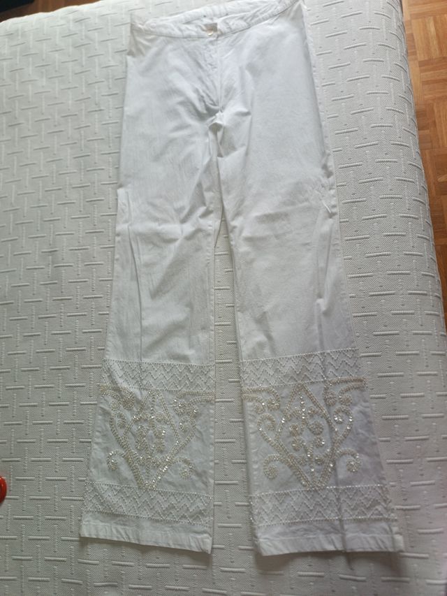 Pantalón con pedrería 