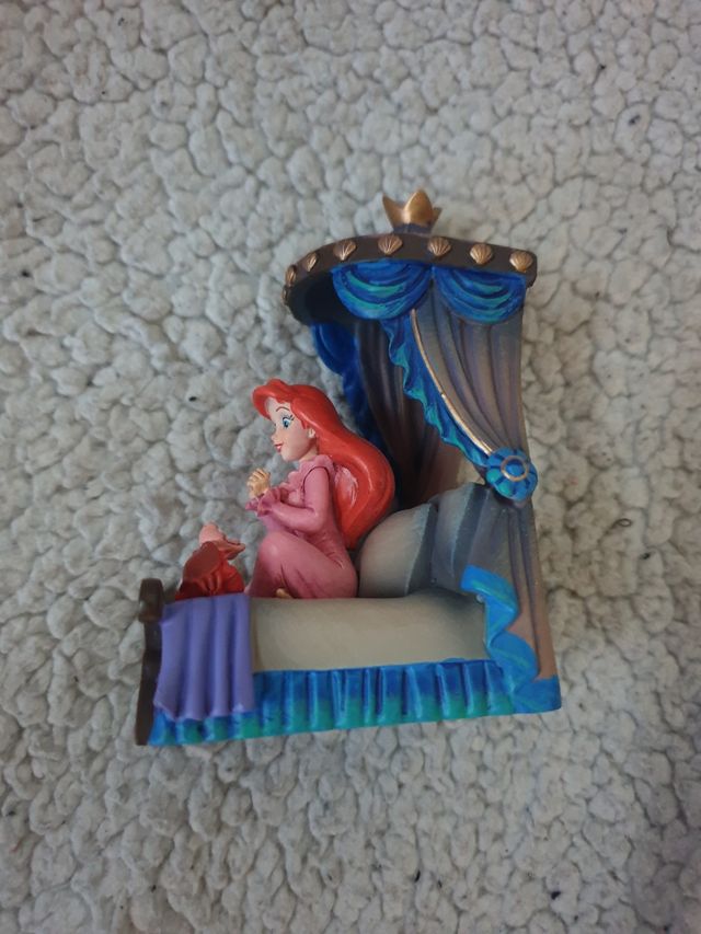 Adorno Ariel en la cama