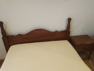 Dormitorio con cama articulada , cómoda y mesilla