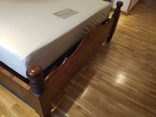 Dormitorio con cama articulada , cómoda y mesilla