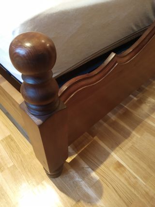 Dormitorio con cama articulada , cómoda y mesilla