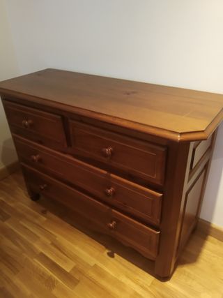 Dormitorio con cama articulada , cómoda y mesilla