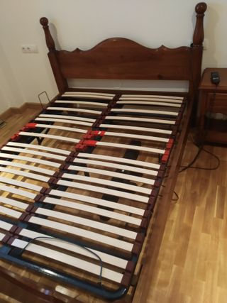 Dormitorio con cama articulada , cómoda y mesilla