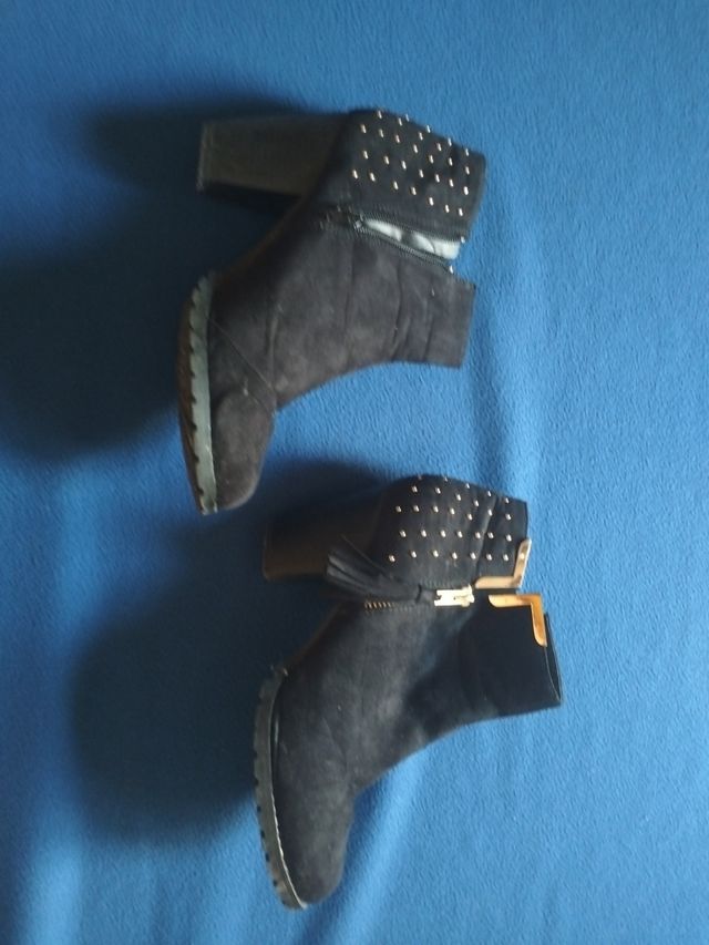 Botines con tacón color negro