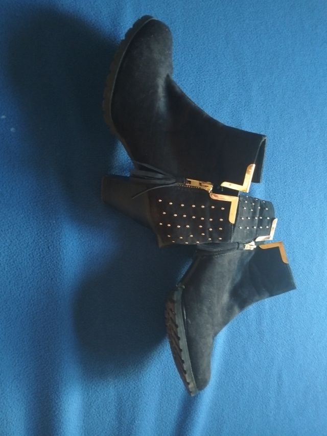 Botines con tacón color negro