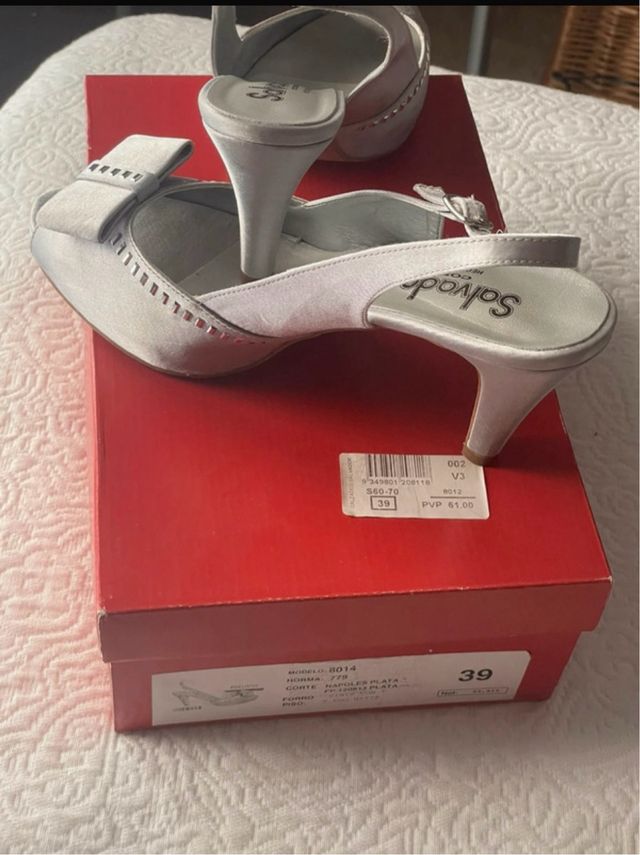 Zapatos sandalias de tacón plateadas con lazo