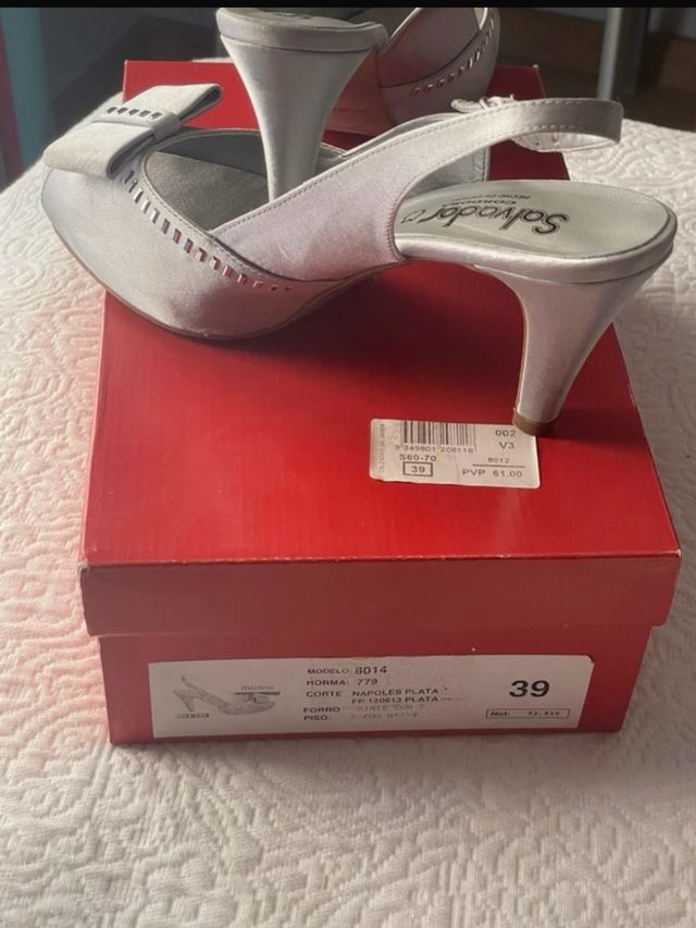 Zapatos sandalias de tacón plateadas con lazo