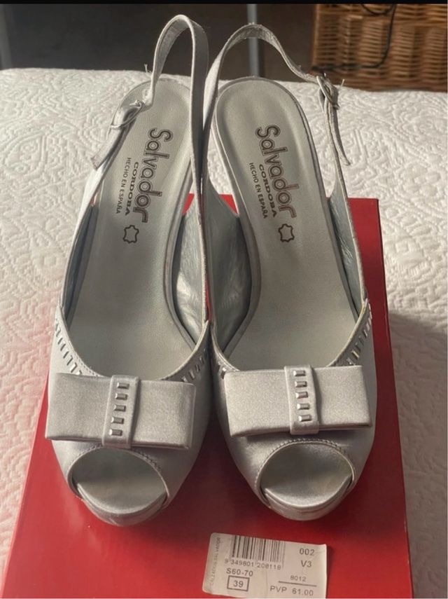 Zapatos sandalias de tacón plateadas con lazo