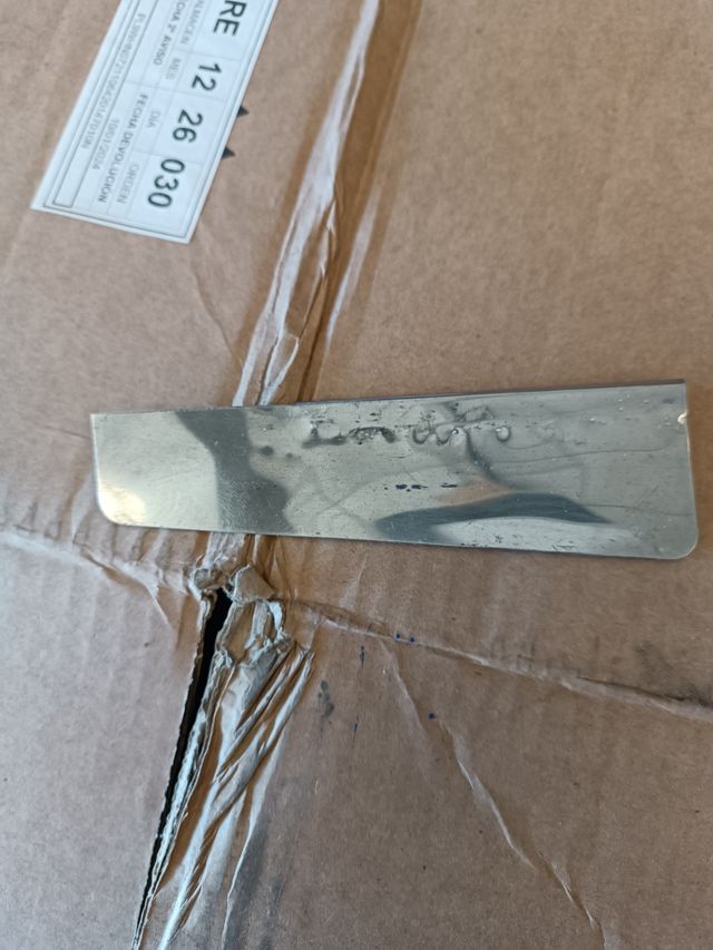 Emblema antiguo cromado