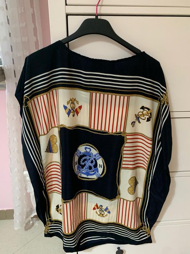 Maglia nera con decorazioni in stile marinaio