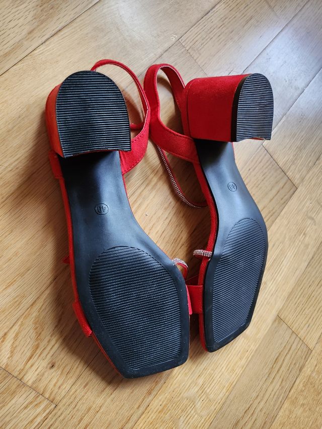 Sandalo rosso mai usato n. 41