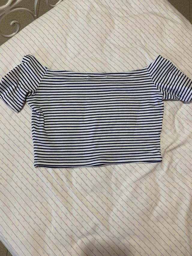 Maglia crop a righe blu e bianca