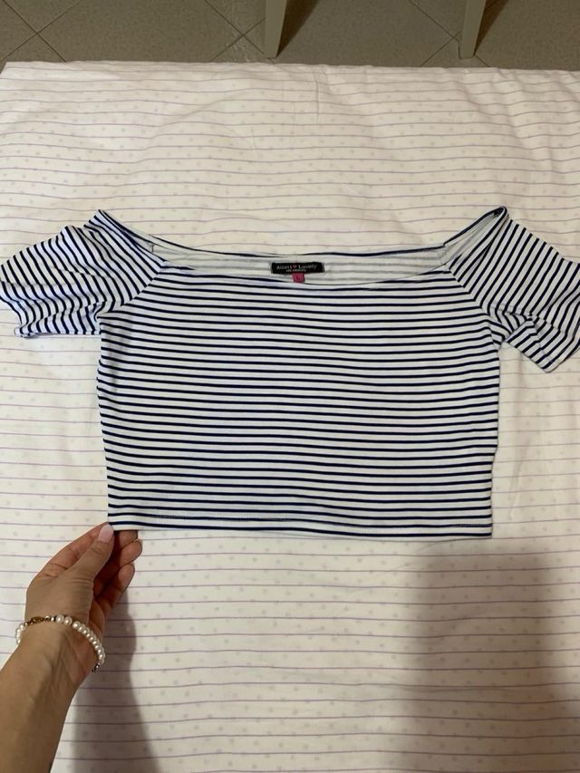 Maglia crop a righe blu e bianca