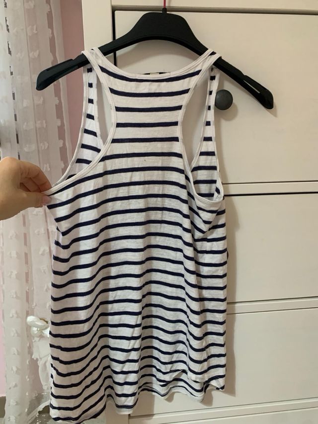 Canotta bianca con righe blu