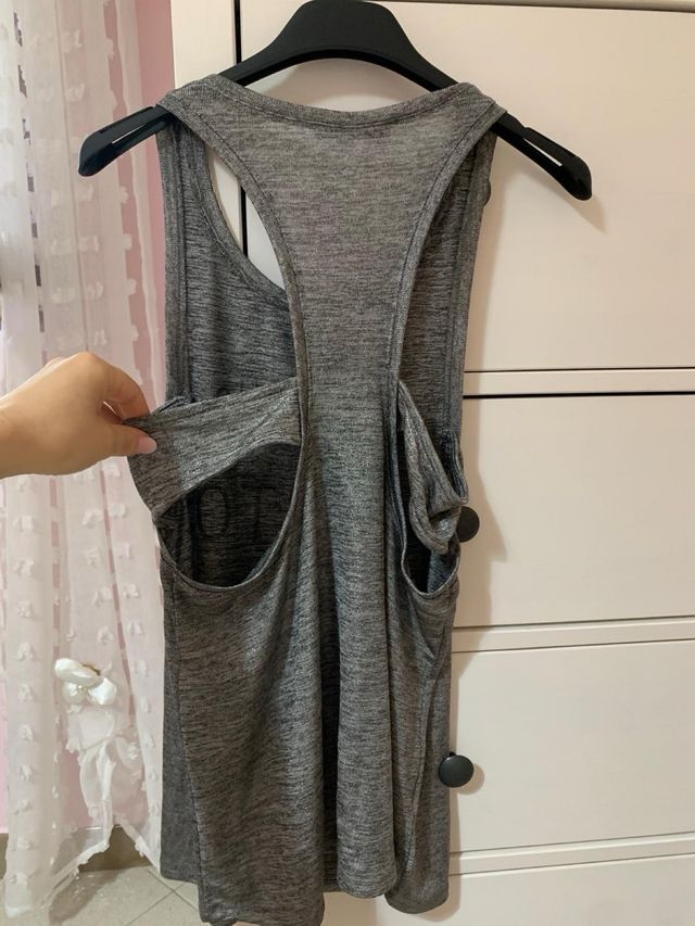 Canotta grigia con scritte nere e catena grigia