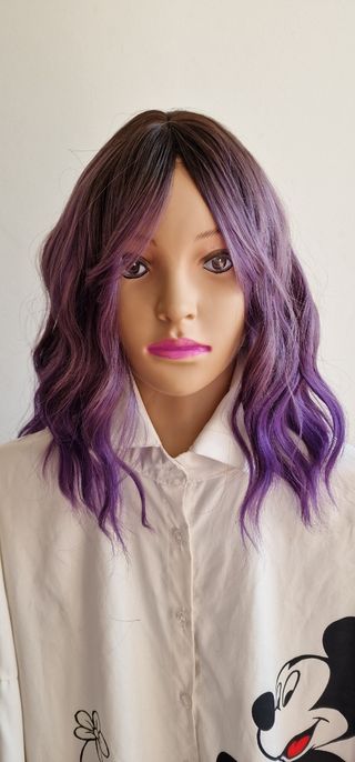 Peluca rizada lila con mechas