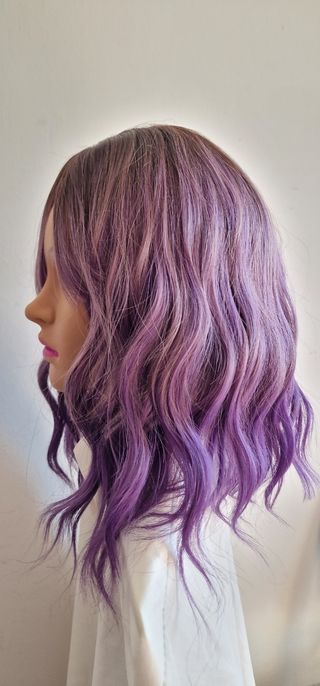 Peluca rizada lila con mechas