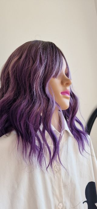Peluca rizada lila con mechas
