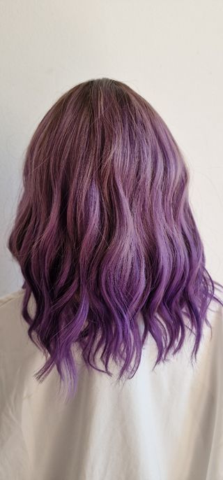 Peluca rizada lila con mechas