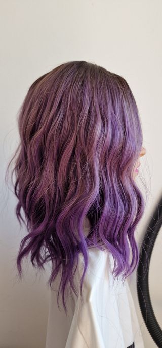 Peluca rizada lila con mechas