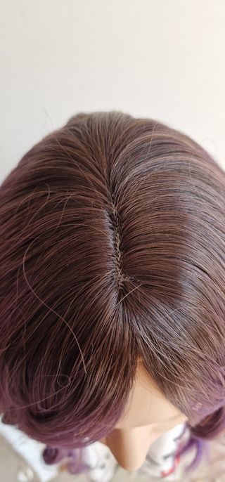 Peluca rizada lila con mechas