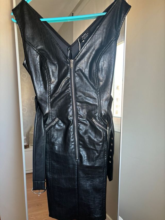 Vestido corto cuero negro con cinturon