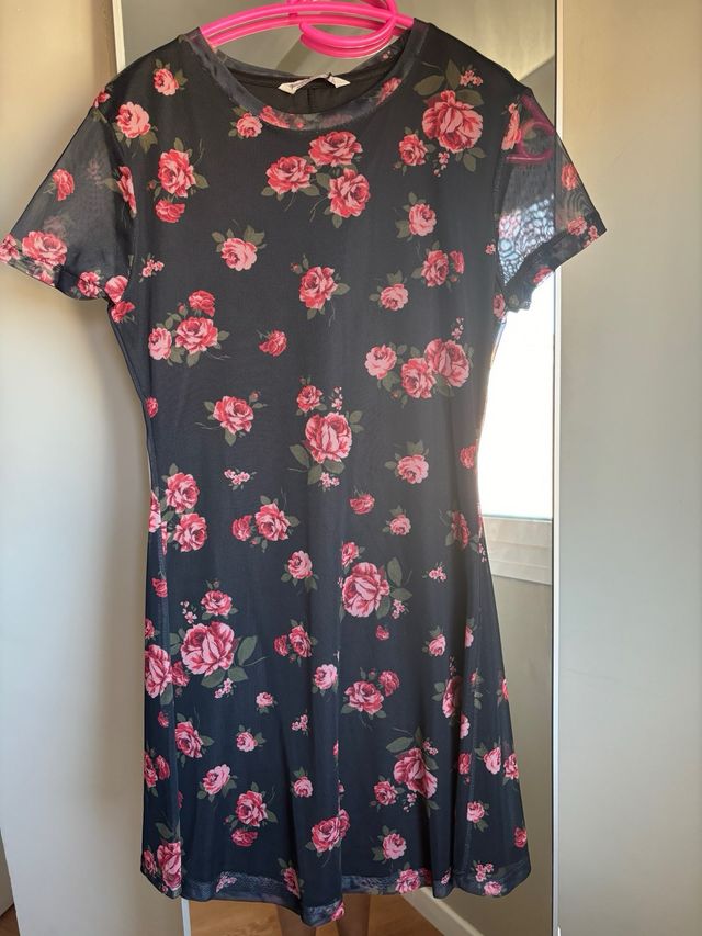 Vestido corto negro con flores Stradivarius