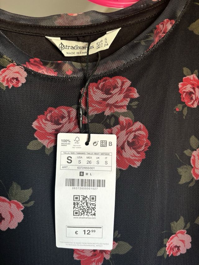 Vestido corto negro con flores Stradivarius