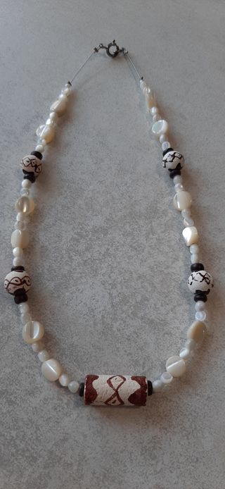 Gargantilla en nácar y ceramica