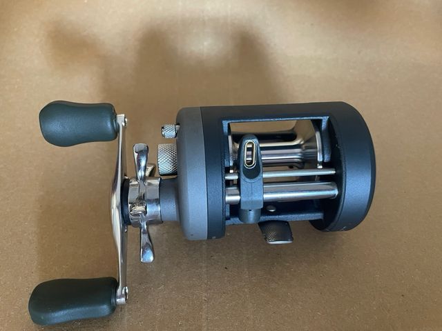 Carrete de pesca de casting Okuma 