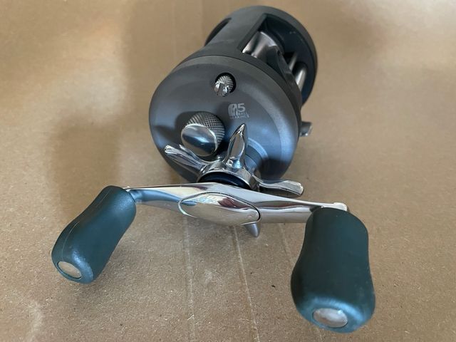 Carrete de pesca de casting Okuma 