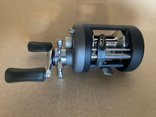 Carrete de pesca de casting Okuma 