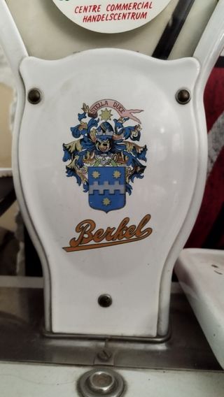 Antigua báscula Berkel ultramarinos