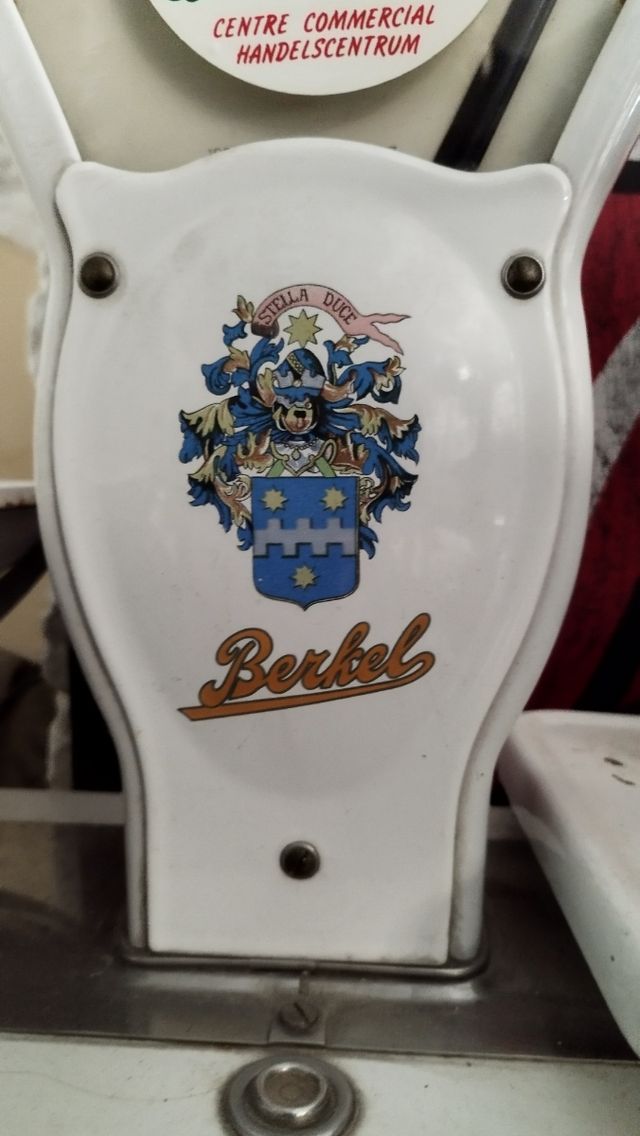 Antigua báscula Berkel ultramarinos