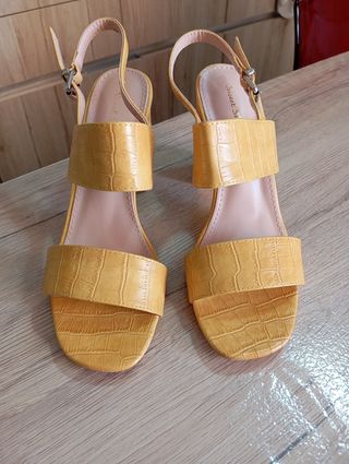 Sandali color senape.