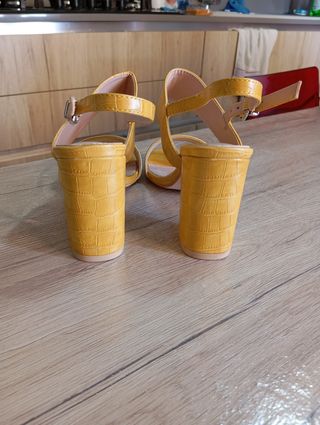 Sandali color senape.